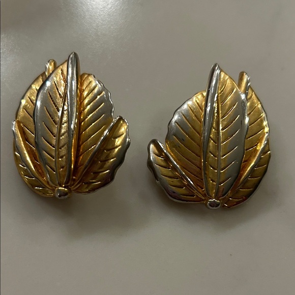 Vintage clip on earrings. Bundle of 5 pair. - Picture 6 of 7